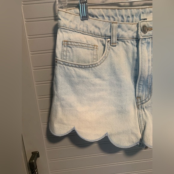 H&M scalloped hem shorts denim lightwash US 6 Euro 36 - Picture 10 of 13